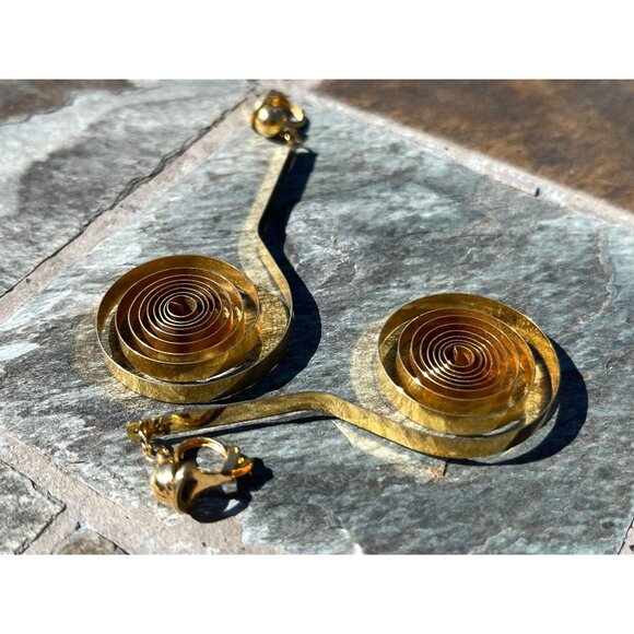1970s Gold Tone Thick Wire Tightly Coiled Circle Drop Dangle Earrings Non Pierce - Picture 2 of 4